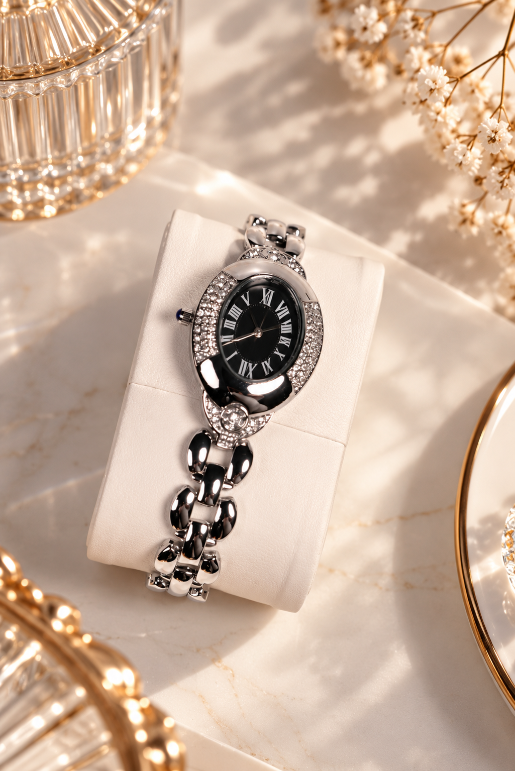 ساعة نسائية كارتييه ستايل فضية مرصّعة بالكريستال – مينا سوداء بتصميم ملكي فاخر 💎⌚